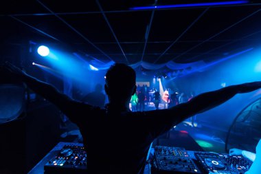 DJ Mikser ve uzaktan kumanda disko gece kulübünde müzik ellerini kare