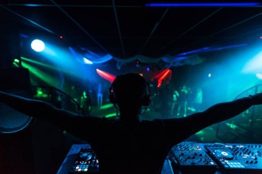 DJ silüeti gece kulübü müzik olayı Merry Party farklı yönlerde ellerini sallayarak