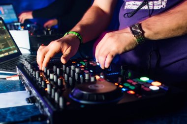 eller DJs profesyonel yönetim kurulu ve Mikser dizüstü bilgisayar ile oynamak