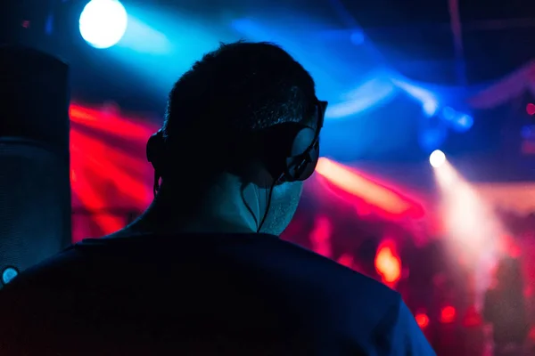 DJ-Chef mit Kopfhörern spielt Veranstaltung in Nachtclub-Musik ab — Stockfoto