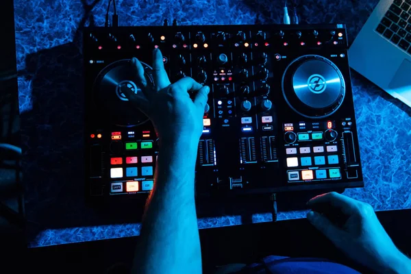 Manos de DJ y equipo de música profesional, botones del mezclador y el control de los niveles de música — Foto de Stock