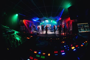 İnsanlar dans pisti ve müzikal olay ve karıştırıcı Dj için sahne dans ile gece kulübü