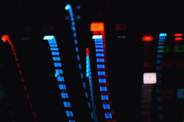 renkli izler koyu arka plan üzerinde ışık düğmeleri müzikal ekipmanlardan uzun pozlama üzerinde etkileri