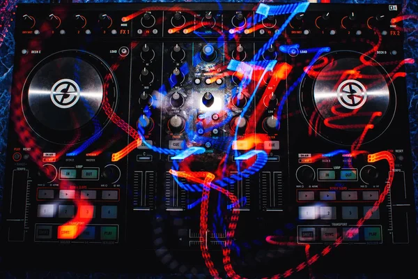 Професійний музичний мікшер DJ з контролерами і кнопками з кольоровими слідами світлових ефектів — стокове фото