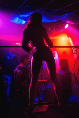 gece kulübü sahnesinde go-dans seksi genç kız