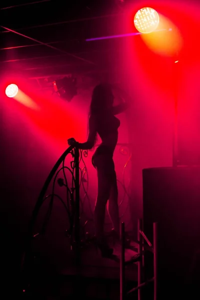Snello giovane ragazza con sexy figura sottile sul palco in club a tevent — Foto Stock