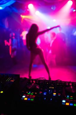 ince kız dansçı parlak renkli arka plan üzerinde gece kulübü sahnesinde bulanık silüeti