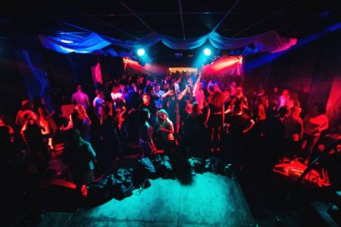 Konser gece kulübü ile renkli aydınlatma Event'de insan bulanık siluetleri