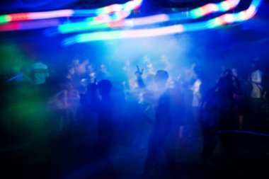 insanların konserde olay parlak renkli ışık efektleri ile bulanık siluetleri