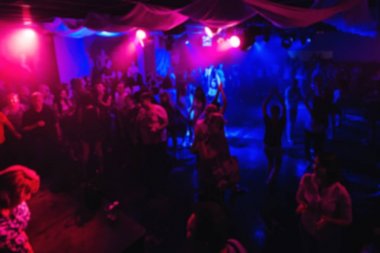 Konser gece kulübünde dans pistinde dans insanların bulanık siluetleri