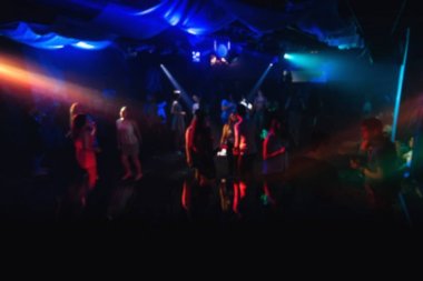 bulanık insanlar gece kulübünde dans pistinde dans pistinde dans