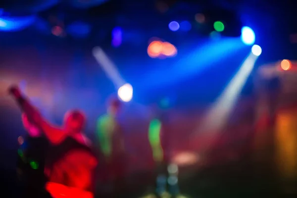 Verschwommener abstrakter Hintergrund für Party mit buntem Licht von hellen Scheinwerfern — Stockfoto