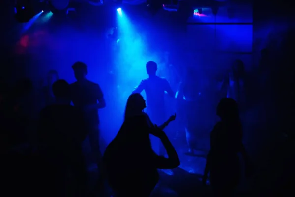 Verschwommene Menschen tanzen auf Tanzfläche bei Veranstaltung in einem Nachtclub — Stockfoto