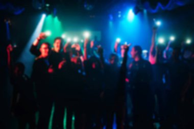 el feneri ile insan siluetleri el dans pistinde konser bulanık.