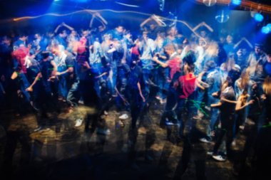 gece kulübünde dans eden insanların bulanık soyut siluetleri
