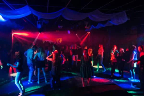 Suddig siluetter av dansande människor på nattklubb på dansgolvet — Stockfoto