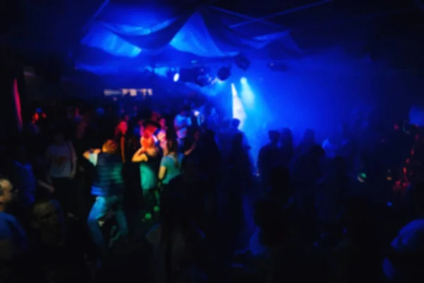 Rozmazané siluety lidí na tanečním parketu v nočním klubu na koncertě — Stock fotografie