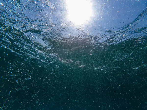 Bolhas de ar na superfície azul do mar de água limpa sob a água — Fotografia de Stock