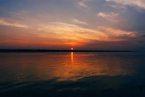 Coucher de soleil sur la rivière et beau ciel le soir d'été — Photo