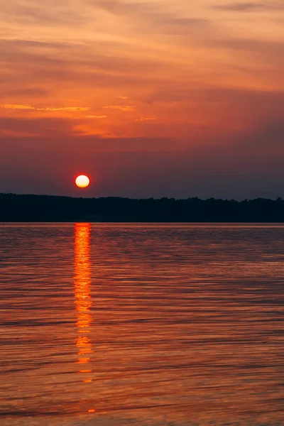 Tramonto la sera d'estate con sole grande sopra acqua di mare verticale — Foto Stock