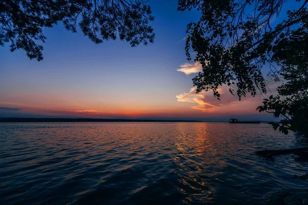 Bela noite de verão por do sol no mar com silhueta de cais — Fotografia de Stock
