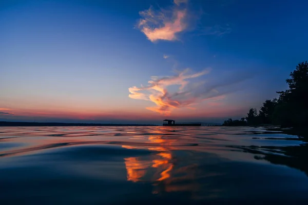 Coucher de soleil rouge bleu avec beau reflet dans les vagues d'eau de mer — Photo