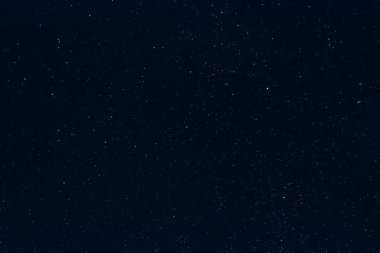 gece mavi gökyüzü ile çok renkli parlayan yıldız