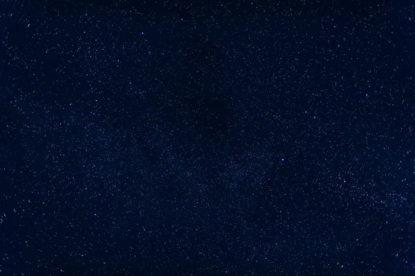 Dunkelblauer Nachthimmel mit Milchstraße und Nebeln — Stockfoto