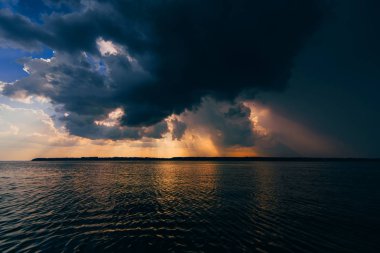 bulutlar ve güneş ışınları yaz bulutlu Nehri üzerinde dramatik gökyüzü