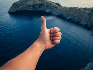 el adam turist üzerinde arka plan doğa deniz ve dağ tatil