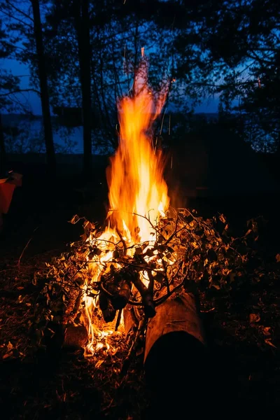 Feuerflamme bei Nacht in der Dunkelheit in den Sommerferien — Stockfoto