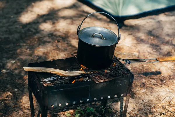 Metal pot of food heated on fire camping trip — Stock Photo, Image