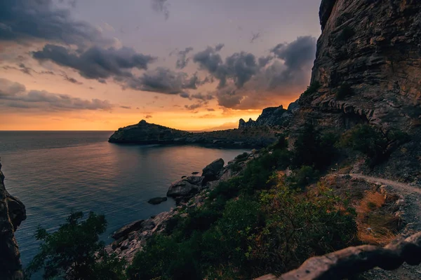 Βουνά και η θάλασσα από πορτοκαλί κόκκινο ηλιοβασίλεμα στη φύση — Φωτογραφία Αρχείου