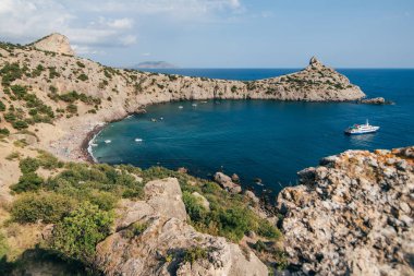 Deniz koyu mavi su ve plaj ile