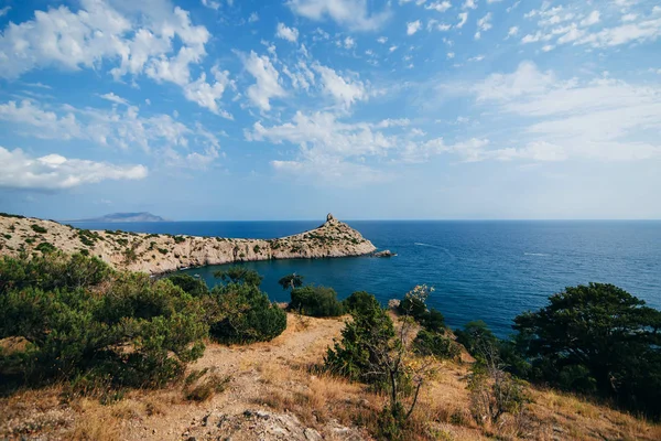 Zeegezicht met Cape Kapchik en de baai — Stockfoto