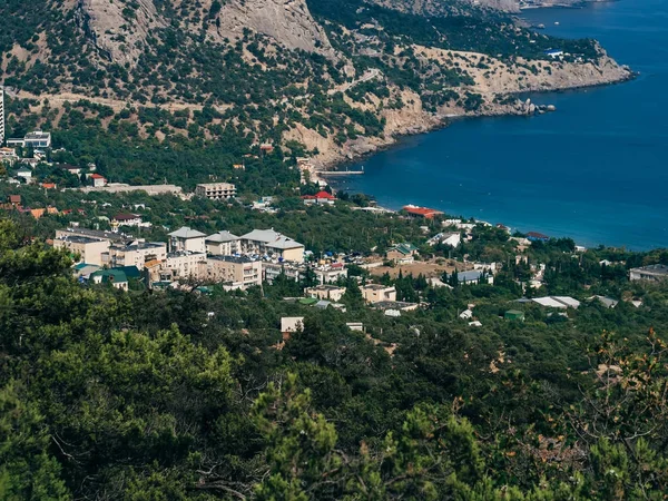 Ciudad turística en las montañas cerca del mar en la Crimea —  Fotos de Stock