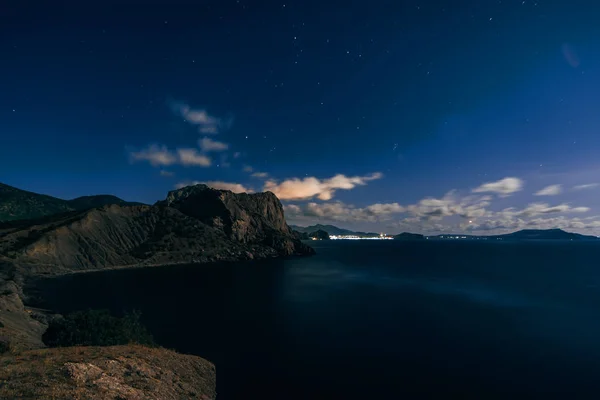 Gece atış yıldızlı koyu mavi gökyüzü, dağlar ve deniz Novy Svet Köyü — Stok fotoğraf