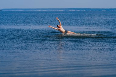 adam yüzer ve having fun su sprey ile yaz aylarında dinlenme.