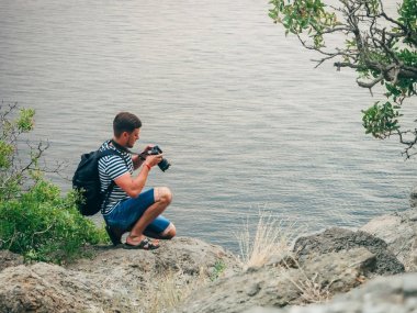 ekran dijital Slr profesyonel kamera görünen fotoğrafçı turist adam