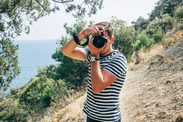 Фотограф чоловік турист фотографує професійну камеру — стокове фото