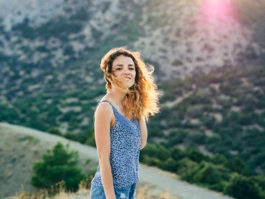 mutlu genç modeli kız güzel bir gülümseme ile