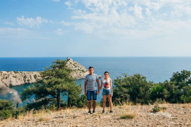 aşık çift ileri bir bakışla ellerini tutar