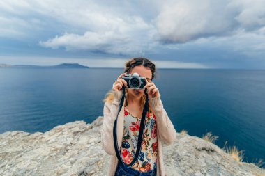 Kız turistler fotoğraf açık havada bir retro kameraya çekmek