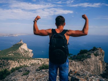 adam seyahat etmek sırt çantası konumu sırtı ile olan