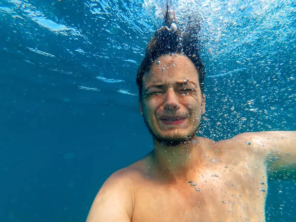 Muž pod vodou, topí s výrazem strachu a hrůzy ve tváři — Stock fotografie