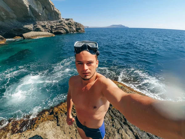 Selfie Sport férfi búvár a maszk állva a tenger mellett, az úszónadrág — Stock Fotó