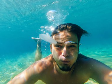 su ve Deniz anası altında komik sürpriz yüzü olan bir adamın selfie