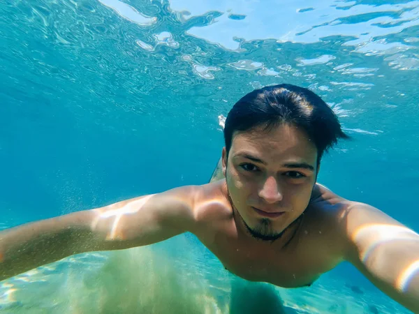 Selfie-Männer schwimmen unter Wasser im Meer — Stockfoto