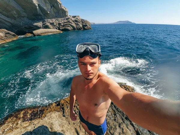 Sportovní muž v masce pro šnorchlování s selfie — Stock fotografie