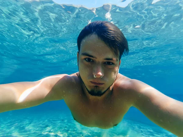 Deniz ve bir selfie tatile erkek dalgıç yüzüyor — Stok fotoğraf